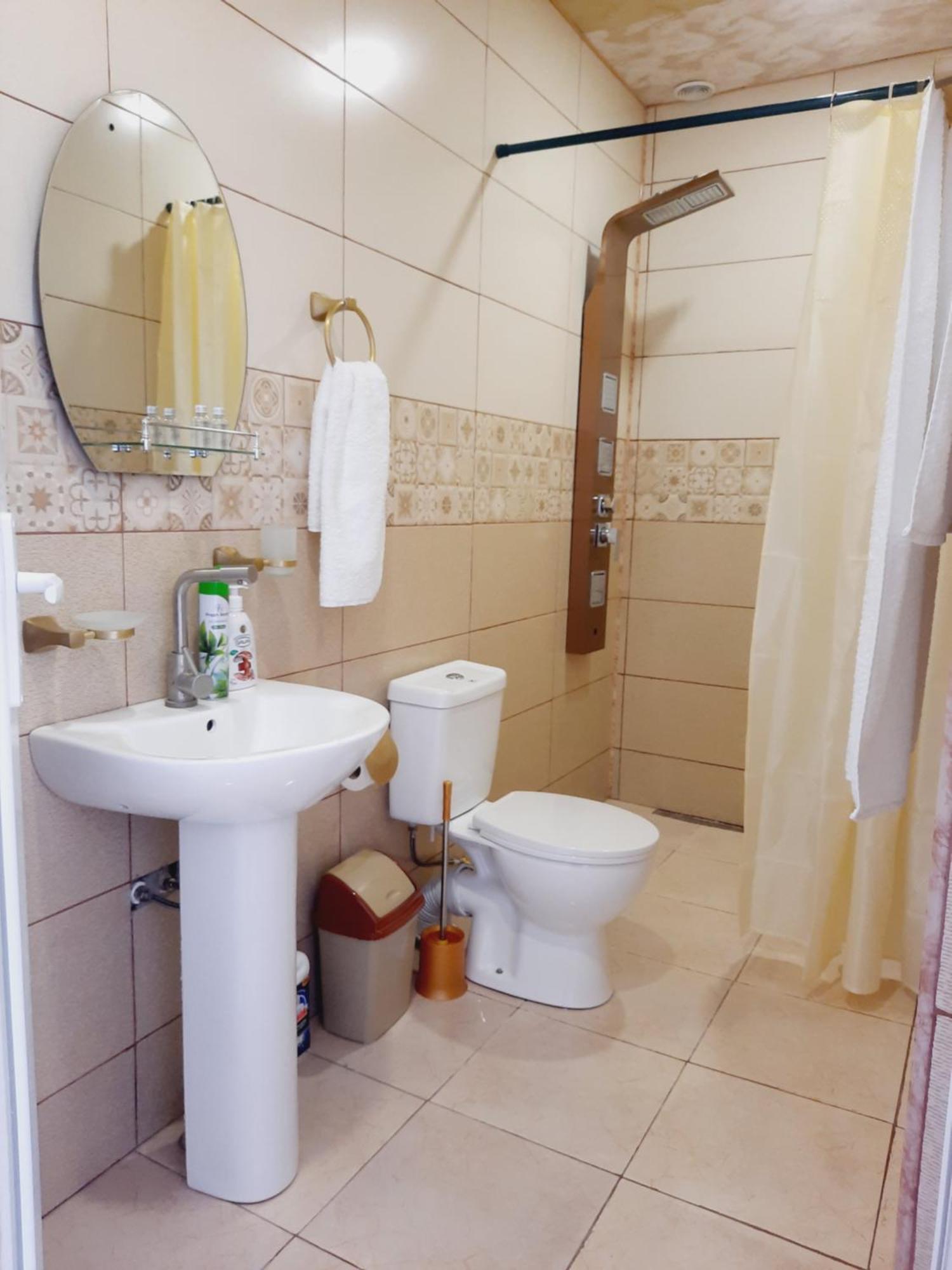 Inaisi Hotel Кутаиси Екстериор снимка